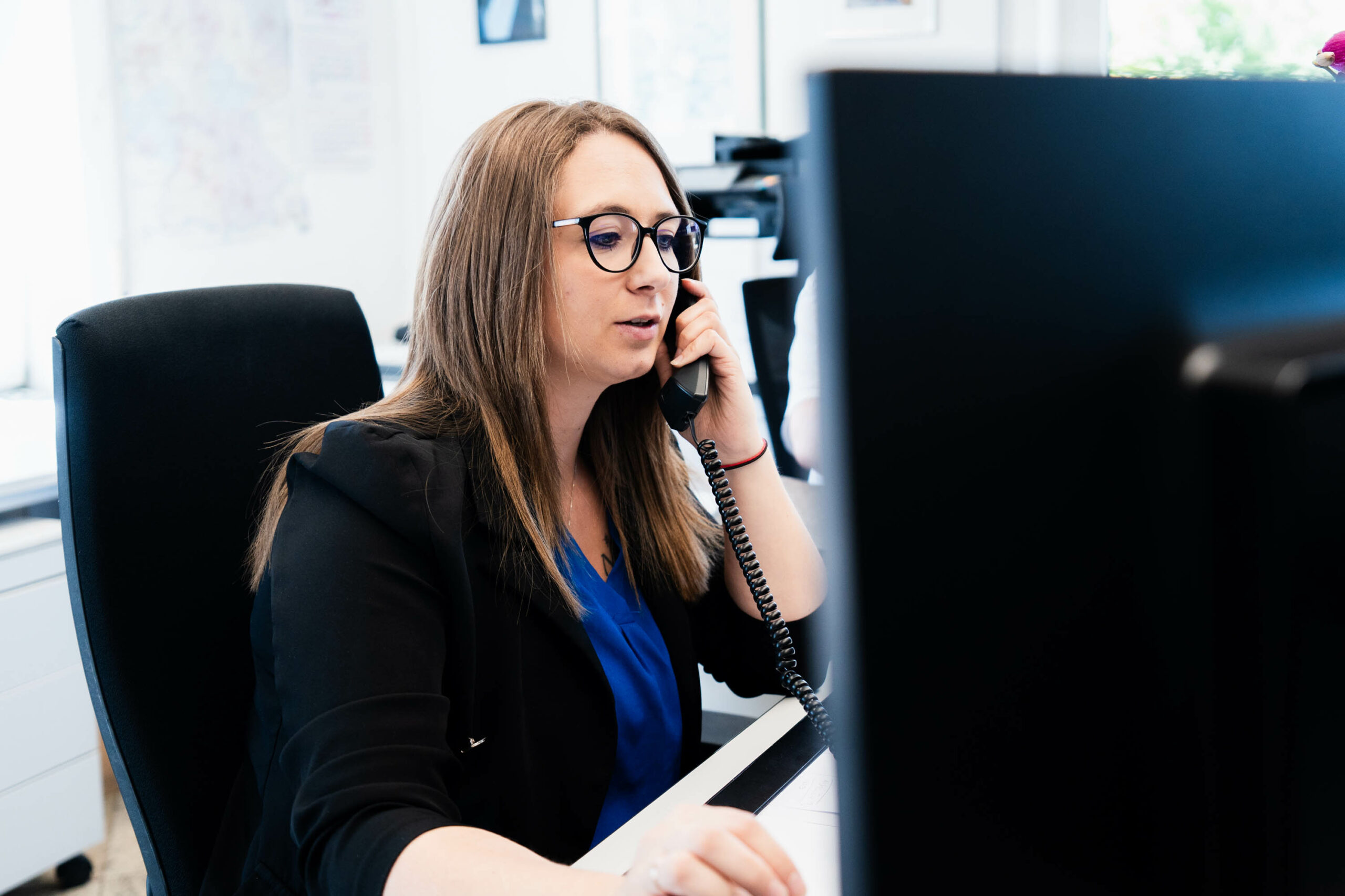 Mitarbeiterin der KTU Spedition am Telefon