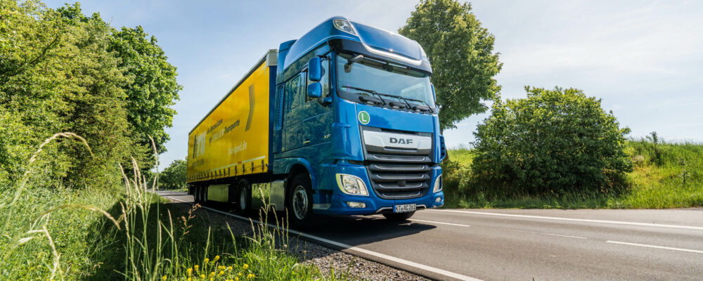 KTU Spedition Fahrzeug auf Landstrasse