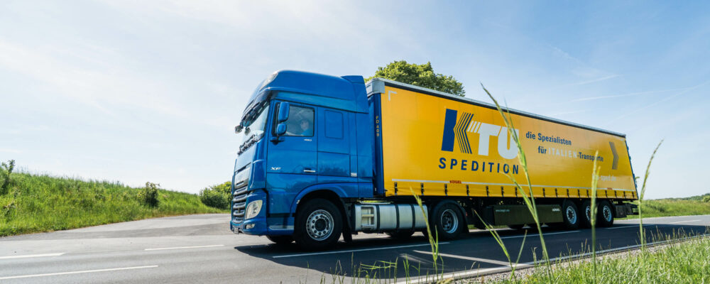 KTU Spedition Trailer auf Landstrasse
