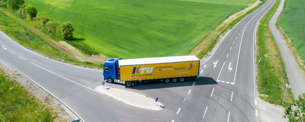 Fahrzeug der KTU Spedition auf Landstraße